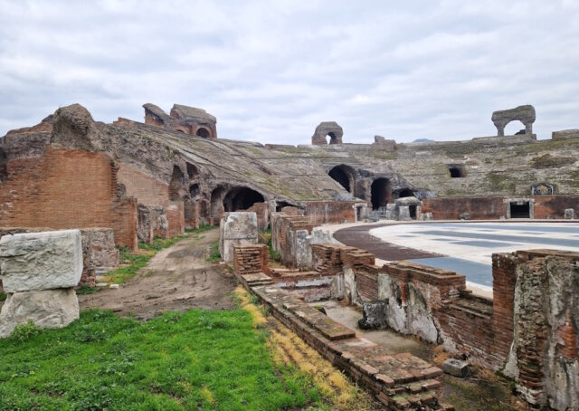 Das Amphitheater in Capua wurde vermutlich schon im 1. Jahrhundert v. Chr. gebaut und später unter Kaiser Hadrian (117–138 n. Chr.) renoviert und erweitert. (Foto: © Bastian Glumm)