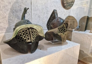 Auf dem Gelände befindet sich ein kleines Museum. Dort werden Fundstücke der Gladiatorenzeit ausgestellt, darunter diese Helme. (Foto: © Bastian Glumm)