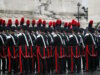 Feierliche Formation der Carabinieri: Die traditionelle Paradeuniform mit schwarzem Tuch, roten Streifen und Zweispitzhut zählt zu den bekanntesten Symbolen der italienischen Polizei. (Foto: © marco iacobucci / Adobe Stock)