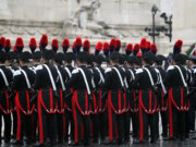Feierliche Formation der Carabinieri: Die traditionelle Paradeuniform mit schwarzem Tuch, roten Streifen und Zweispitzhut zählt zu den bekanntesten Symbolen der italienischen Polizei. (Foto: © marco iacobucci / Adobe Stock)