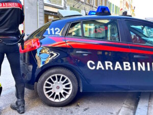 Carabinieri im Einsatzalltag: Die dunklen Fahrzeuge mit dem leuchtend roten Streifen gehören zum vertrauten Straßenbild in Italien und stehen für Präsenz, Autorität und Tradition der nationalen Polizeikraft. (Foto: © RafMaster / Adobe Stock) 
