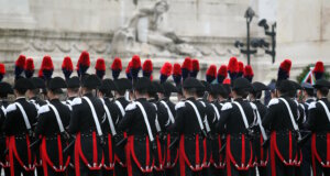 Ordnung mit Tradition: Wie Italiens Polizei funktioniert Feierliche Formation der Carabinieri: Die traditionelle Paradeuniform mit schwarzem Tuch, roten Streifen und Zweispitzhut zählt zu den bekanntesten Symbolen der italienischen Polizei. (Foto: © marco iacobucci / Adobe Stock)