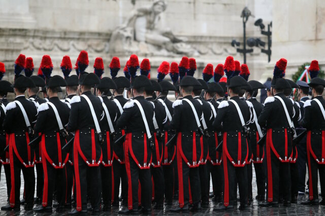 Feierliche Formation der Carabinieri: Die traditionelle Paradeuniform mit schwarzem Tuch, roten Streifen und Zweispitzhut zählt zu den bekanntesten Symbolen der italienischen Polizei. (Foto: © marco iacobucci / Adobe Stock)
