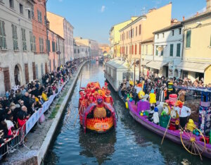 Beim „Carnevale sull’acqua“ ziehen fantasievoll gestaltete Boote durch die Kanäle von Comacchio und verwandeln die Altstadt in ein farbenfrohes Spektakel. (Foto: © Comune di Comacchio)