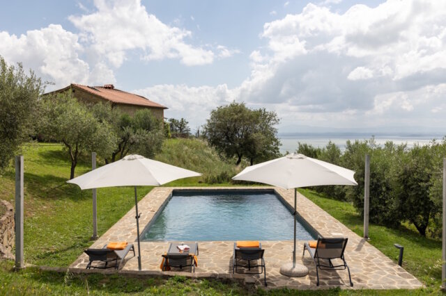 Hoch über dem Trasimeno-See, eingebettet in die sanften Hügel Umbriens, liegt ein Ort, an dem Zeit eine andere Bedeutung bekommt. Casa Campori, ein liebevoll restauriertes Steinhaus aus vergangenen Jahrhunderten. (Foto: © Casa In Italia)