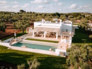 Eingebettet in einen weitläufigen Olivenhain liegt Casa Cupido ruhig in der Landschaft, nur wenige Minuten von Ostuni in Apulien entfernt. (Foto: © Diego Mariella)