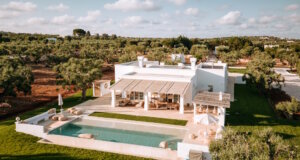 Eingebettet in einen weitläufigen Olivenhain liegt Casa Cupido ruhig in der Landschaft, nur wenige Minuten von Ostuni in Apulien entfernt. (Foto: © Diego Mariella)