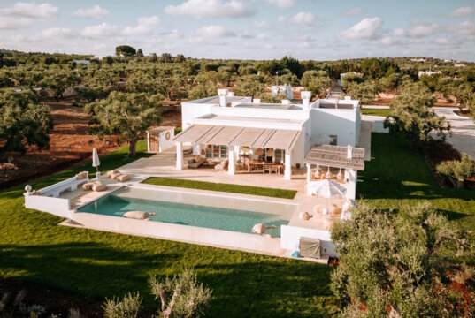 Eingebettet in einen weitläufigen Olivenhain liegt Casa Cupido ruhig in der Landschaft, nur wenige Minuten von Ostuni in Apulien entfernt. (Foto: © Diego Mariella)