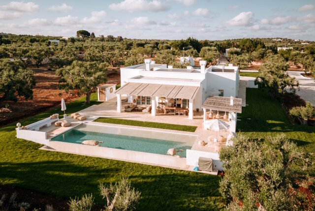 casa-cupido-apulien (1) Eingebettet in einen weitläufigen Olivenhain liegt Casa Cupido ruhig in der Landschaft, nur wenige Minuten von Ostuni in Apulien entfernt. (Foto: © Diego Mariella)