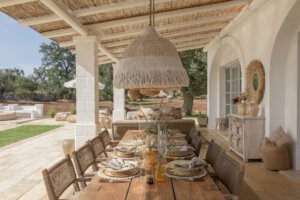 Unter der schattigen Pergola entsteht ein großzügiger Essbereich, der sich besonders in den Abendstunden in den Mittelpunkt des Aufenthalts rückt. (Foto: © Patricia Parinejad)