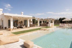 Der Pool ist zur Landschaft ausgerichtet und wird zum zentralen Ort für ruhige Stunden im Freien. (Foto: © Patricia Parinejad)