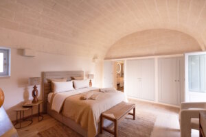Die Schlafzimmer greifen mit ihren Gewölbedecken die traditionelle Bauweise Apuliens auf und verbinden sie mit einer klaren, modernen Einrichtung. (Foto: © Patricia Parinejad)