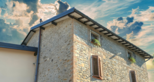 Mitten in der idyllischen Landschaft der Emilia-Romagna, nur wenige Kilometer von Bologna und Vignola entfernt, liegt ein verstecktes Juwel: die Casa Due Marie. (Foto: © Casa Due Marie)