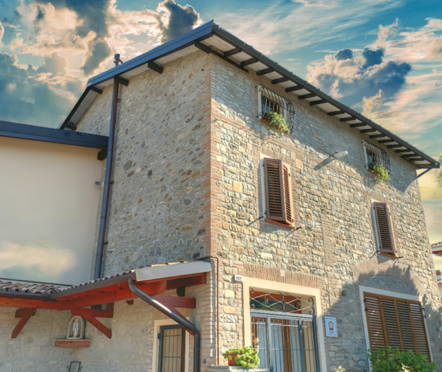 Mitten in der idyllischen Landschaft der Emilia-Romagna, nur wenige Kilometer von Bologna und Vignola entfernt, liegt ein verstecktes Juwel: die Casa Due Marie. (Foto: © Casa Due Marie)