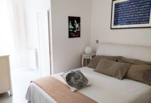 Casa Gaetano: Im ersten Stock befinden sich ein Schlafzimmer mit Doppelbett, ein Wohnzimmer mit Schlafsofa und ein modernes Badezimmer. (Foto: © Casa Gaetano)