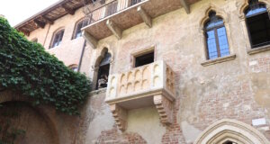 Entdecke Julias Balkon in Verona: echte Romantik, spannende Fakten und praktische Tipps für deinen schnellen Besuch im Herzen der Stadt. (Foto: © Bastian Glumm)