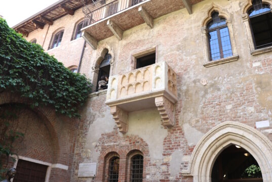 Entdecke Julias Balkon in Verona: echte Romantik, spannende Fakten und praktische Tipps für deinen schnellen Besuch im Herzen der Stadt. (Foto: © Bastian Glumm)