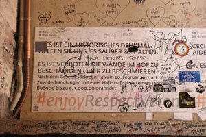 Direkt hinter dem Haupteingang befindet sich eine Art „Liebeswand“. Dort findet man zahllose Liebesbekundungen. (Foto: © Bastian Glumm)
