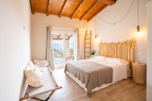 Die Zimmer sind hell und reduziert gestaltet, mit natürlichen Materialien und direktem Bezug zur umgebenden Landschaft. (Foto: © emanuelcorso)