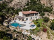 Casa Stones liegt eingebettet in die felsige Landschaft der Gallura auf Sardinien, mit weitem Blick über Hügel und Vegetation. (Foto: © emanuelcorso)