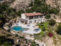Casa Stones bei Olbia: Ein kleines Haus in der Landschaft der Gallura Casa Stones liegt eingebettet in die felsige Landschaft der Gallura auf Sardinien, mit weitem Blick über Hügel und Vegetation. (Foto: © emanuelcorso)
