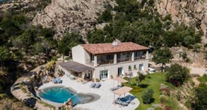 Casa Stones liegt eingebettet in die felsige Landschaft der Gallura auf Sardinien, mit weitem Blick über Hügel und Vegetation. (Foto: © emanuelcorso)