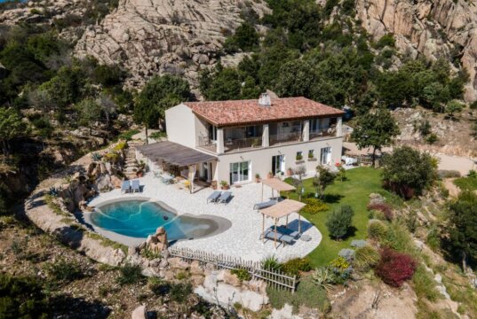 Casa Stones liegt eingebettet in die felsige Landschaft der Gallura auf Sardinien, mit weitem Blick über Hügel und Vegetation. (Foto: © emanuelcorso)