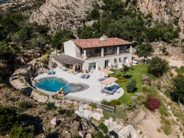 casa-stones-olbia-sardinien-sardegna (2) Casa Stones liegt eingebettet in die felsige Landschaft der Gallura auf Sardinien, mit weitem Blick über Hügel und Vegetation. (Foto: © emanuelcorso)