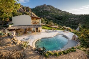 Das Haus fügt sich in die natürliche Umgebung ein, während der Poolbereich einen ruhigen Rückzugsort im Freien schafft. (Foto: © emanuelcorso)