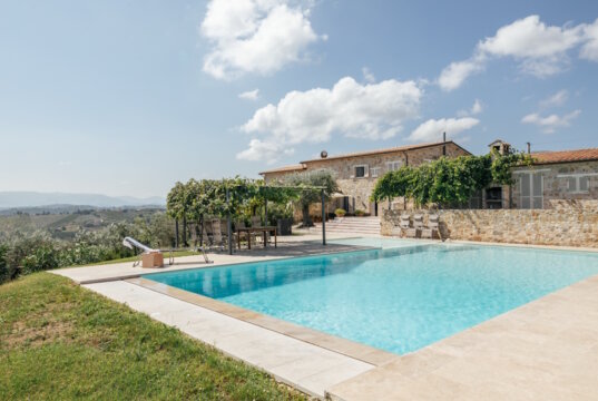 Ein stilvolles Ferienhaus mit modernem Komfort und italienischem Charme – die Casa Winther in Umbrien ist der perfekte Ort für alle, die Ruhe, Natur und luxuriöse Annehmlichkeiten genießen möchten. (Foto: © Casa In Italia)