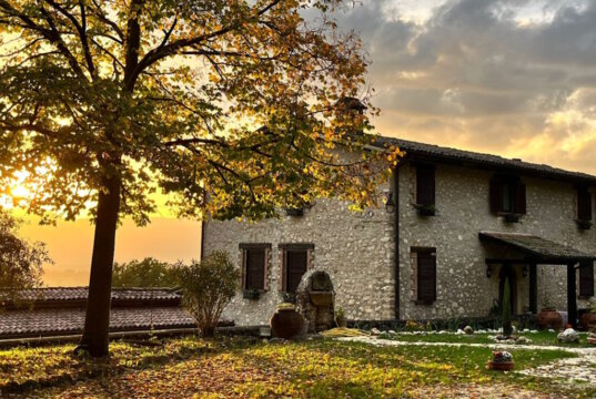 Inmitten der grünen Landschaft des Rieti Holy Valley liegt das bezaubernde Casale La Quercia. (Foto: © Casale La Quercia)