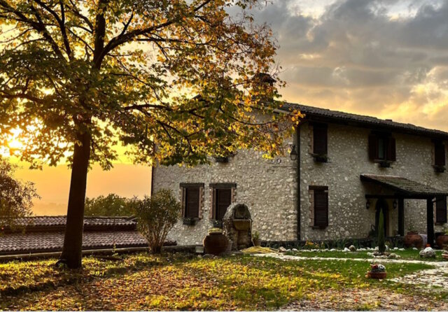 Inmitten der grünen Landschaft des Rieti Holy Valley liegt das bezaubernde Casale La Quercia. (Foto: © Casale La Quercia)