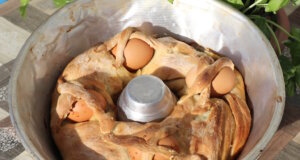 Unter all den italienischen Leckereien gibt es ein Gericht, das untrennbar mit Ostern verbunden ist – Casatiello. Dieser deftige Hefekuchen stammt aus Neapel. (Foto: © Bastian Glumm)