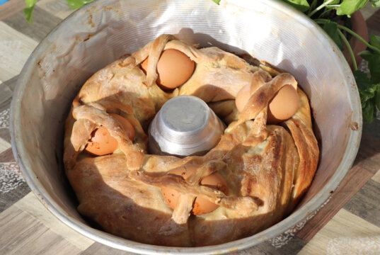 Unter all den italienischen Leckereien gibt es ein Gericht, das untrennbar mit Ostern verbunden ist – Casatiello. Dieser deftige Hefekuchen stammt aus Neapel. (Foto: © Bastian Glumm)
