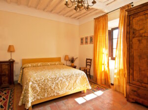 Die Villa bietet Platz für bis zu zwölf Personen, verteilt auf sechs Schlafzimmer, jedes mit eigenem Bad. (Foto: © Casa In Italia)