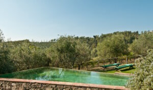 Der hauseigene Pool mit gepflegter Liegewiese ist mehr als nur eine willkommene Abkühlung. Er ist Treffpunkt, Ruhepol, Spielplatz. (Foto: © Casa In Italia)