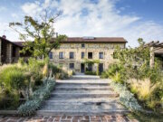 Inmitten der sanften Hügel des Monferrato, umgeben von Weinbergen und duftenden Wiesen, liegt die Cascina Monferrato – ein liebevoll restauriertes Landhaus. (Foto: © Casa In Italia)