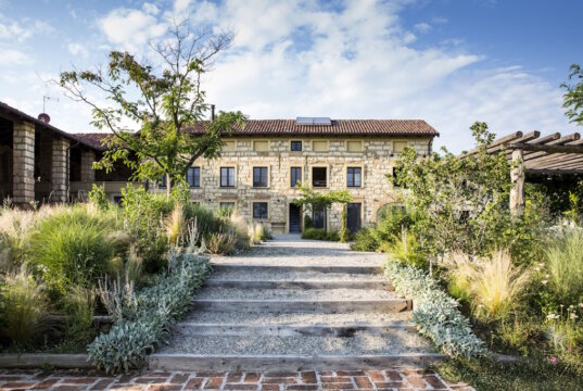 Inmitten der sanften Hügel des Monferrato, umgeben von Weinbergen und duftenden Wiesen, liegt die Cascina Monferrato – ein liebevoll restauriertes Landhaus. (Foto: © Casa In Italia)