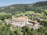 Castel Badia: Luxushotel in den Dolomiten öffnet nach Restaurierung Hoch über dem Pustertal gelegen: Castel Badia bei St. Lorenzen verbindet alpines Panorama, kulturelles Erbe und neue Formen der Gastlichkeit. (Foto: © Castel Badia)