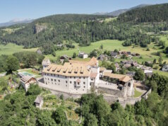Castel Badia: Luxushotel in den Dolomiten öffnet nach Restaurierung Hoch über dem Pustertal gelegen: Castel Badia bei St. Lorenzen verbindet alpines Panorama, kulturelles Erbe und neue Formen der Gastlichkeit. (Foto: © Castel Badia)