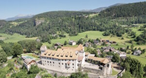 Castel Badia: Luxushotel in den Dolomiten öffnet nach Restaurierung Hoch über dem Pustertal gelegen: Castel Badia bei St. Lorenzen verbindet alpines Panorama, kulturelles Erbe und neue Formen der Gastlichkeit. (Foto: © Castel Badia)