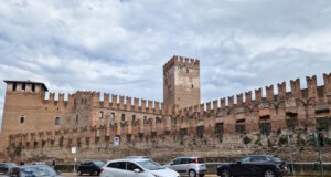 Veronas Castelvecchio: eine Burg wie ein stiller Wächter. Kein Liebesmärchen, sondern Mauern, die von Macht, Flucht und Geschichte erzählen. (Foto: © Bastian Glumm)
