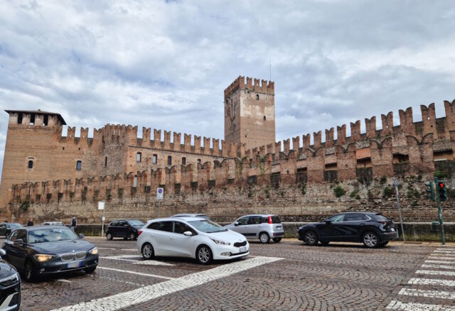 castelvecchio-verona-burg-arsenal-museum (1) Veronas Castelvecchio: eine Burg wie ein stiller Wächter. Kein Liebesmärchen, sondern Mauern, die von Macht, Flucht und Geschichte erzählen. (Foto: © Bastian Glumm)