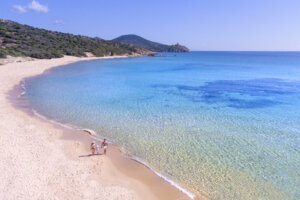 Im Süden Sardiniens gelegen, befindet sich das Chia Laguna Resort inmitten eines der spektakulärsten Küstenabschnitte. (Foto: © Chia Laguna)