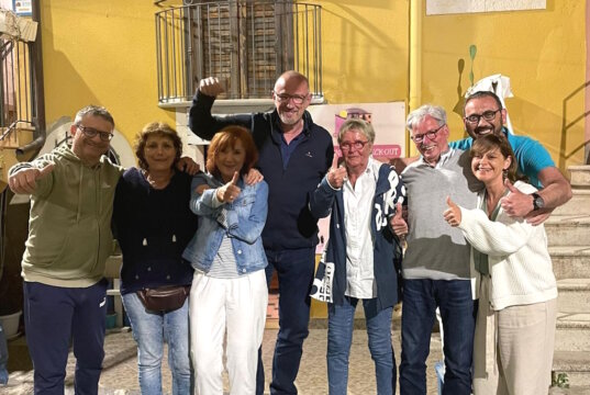 Das Colibri-Sprachstudio um Inhaber Rosario Lo Vacco (re., ab Januar 2025 Colibri-Bildung) lädt im Mai zur zweiten Sprachreise nach Sizilien ein. Piero Caico (li.), Eigentümer des Case Albergo "al Cortiletto" in Licata, freut sich auf seine Gäste. (Foto: © Colibri-Bildung)