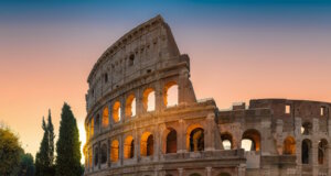 Dusking am Kolosseum in Rom: wenn die Golden Hour die antiken Bögen in warmes Licht taucht und eine ganz besondere Atmosphäre entsteht. (Foto: © GetYourGuide)