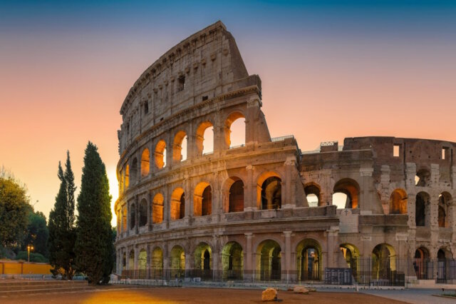 colosseum-rom-dusking Dusking am Kolosseum in Rom: wenn die Golden Hour die antiken Bögen in warmes Licht taucht und eine ganz besondere Atmosphäre entsteht. (Foto: © GetYourGuide)