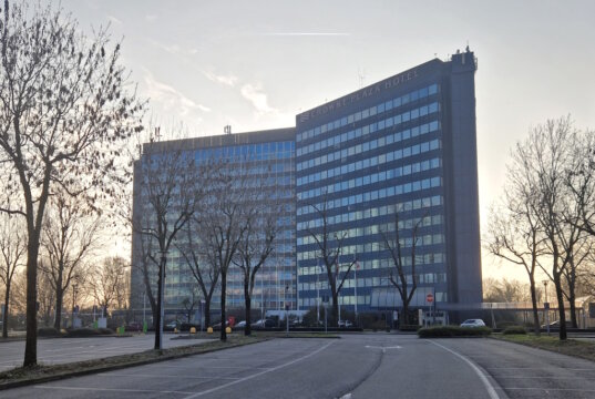 Crowne Plaza Milan Linate in San Donato Milanese: Das große Businesshotel liegt nahe dem Flughafen und wichtigen Verkehrsachsen im Süden von Mailand. (Foto: © Bastian Glumm)