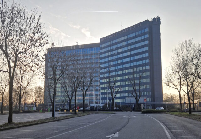 Crowne Plaza Milan Linate in San Donato Milanese: Das große Businesshotel liegt nahe dem Flughafen und wichtigen Verkehrsachsen im Süden von Mailand. (Foto: © Bastian Glumm)