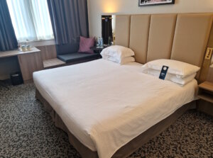 Geräumige, modern ausgestattete Zimmer mit komfortablen Betten und Arbeitsbereich. Ruhig trotz Flughafennähe. (Foto: © Bastian Glumm)